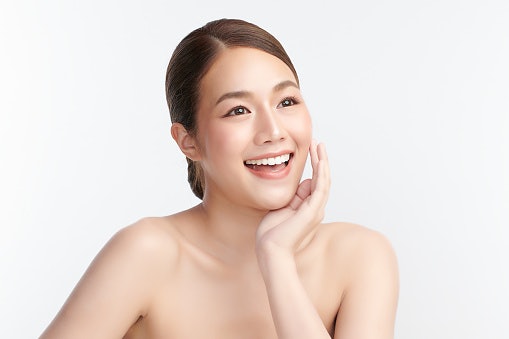 เลือกครีมไข่มุกที่มีส่วนผสมให้ความชุ่มชื้นผิวหน้า เช่น Hyaluronic Acid