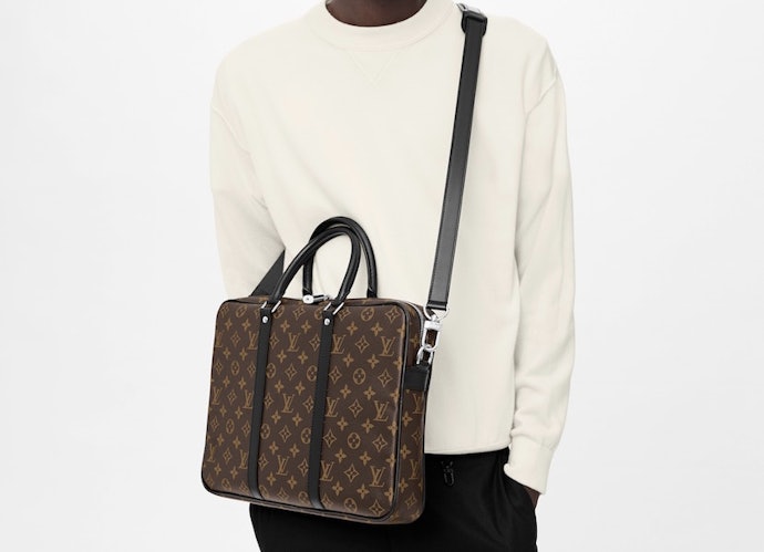 เลือกกระเป๋า Louis Vuitton ผู้ชายสะพายข้าง ใส่ของได้เยอะสำหรับวัยทำงาน