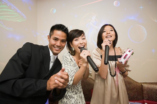 พิจารณาจากรูปแบบการเชื่อมต่อของไมค์ร้องคาราโอเกะที่ใช้งาน