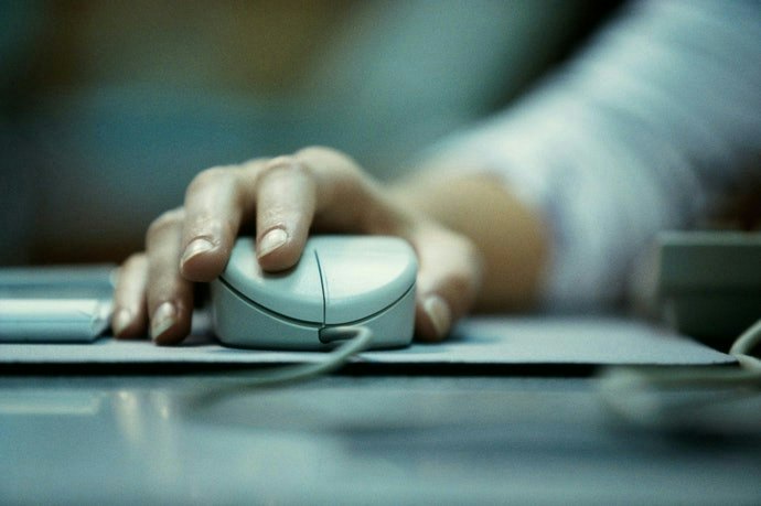 ตรวจสอบแหล่งพลังงานของเมาส์สำหรับ Mac ว่าเป็นแบบชาร์จไฟหรือใส่ถ่าน