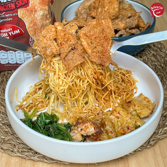 เลือกหนังไก่กรอบที่ผ่านกระบวนการรีดน้ำมันและแป้งน้อย