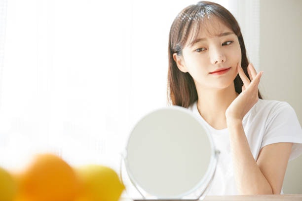 ไพรเมอร์แบบไม่มีสีสูตร Hydrate หรือสูตร Glow จะเหมาะที่สุดสำหรับคนผิวแห้ง