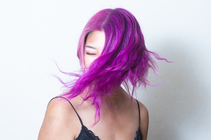 ตรวจสอบสีผมหลังใช้น้ำยากัดสีผมให้เหมาะกับการย้อมสีผมในขั้นตอนถัดไป