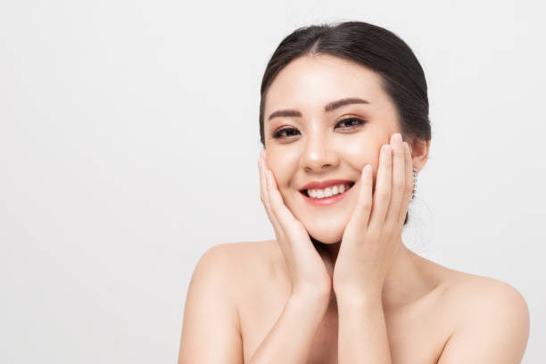 กรณีแต่งหน้าไปออกงานหรือทำกิจกรรมกลางแจ้ง เลือกรองพื้นสูตรที่ระบุว่า Longwear, Long Lasting หรือ All Day