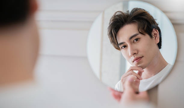 สำหรับผู้ชาย เลือกรองพื้นเนื้อลิควิดที่มีโทนสีใกล้เคียงสีผิวจริงที่สุดหรือเข้มกว่าสีผิวจริง 1 เฉด