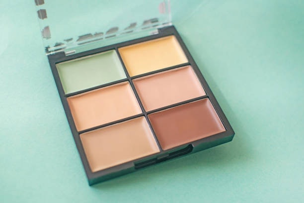 เลือกจากเฉดสีของคอนซีลเลอร์สำหรับปกปิดรอยคล้ำ