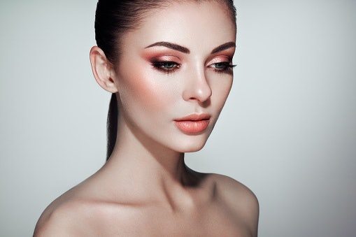 เลือกอายแชโดว์สี Rose Gold ตามเทรนด์ที่คนดังหรือดาราเซเลบใช้