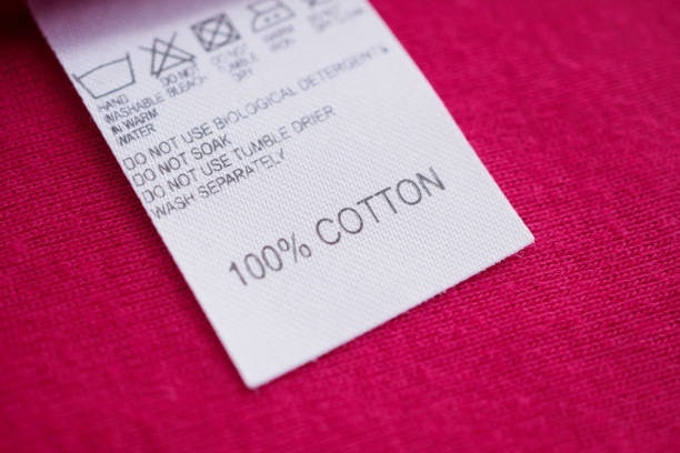 ตรวจสอบเนื้อผ้าของเสื้อโปโลชาย เพื่อการสวมใส่ที่สบาย