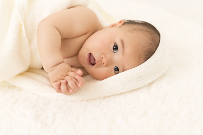 พิจารณาวัสดุของผ้าเช็ดตัวเด็กแรกเกิด เพื่อการซับน้ำและอ่อนโยนต่อผิว