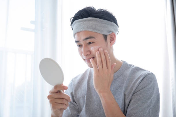 สำหรับกลุ่มผู้ชาย แนะนำให้เลือก Sleeping Mask สูตรที่ช่วยควบคุมความมันและปรับสมดุลผิว
