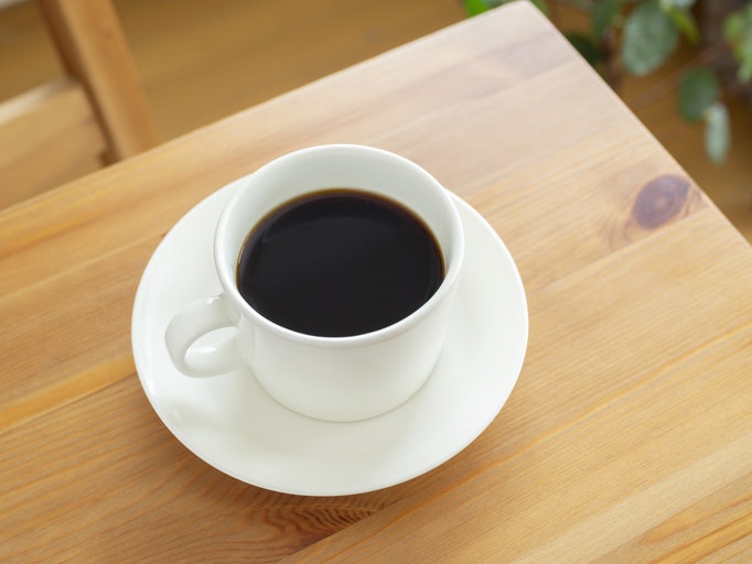 พิจารณาระดับการคั่วกาแฟไม่มีคาเฟอีนตามระดับความเข้มข้น