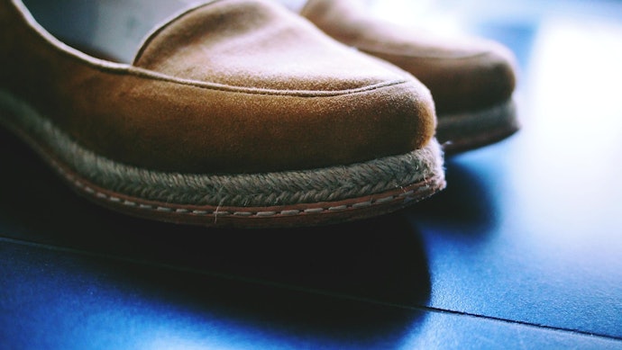 ตรวจสอบวัสดุที่นำมาใช้ในการผลิตหรือตัดเย็บรองเท้า Loafer