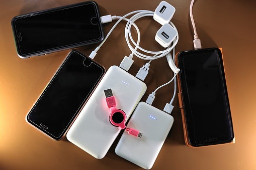 เลือก Power Bank ถูกและดีที่สามารถชาร์จไฟได้รวดเร็วและใช้งานกับอุปกรณ์ได้มากกว่า 1 เครื่อง