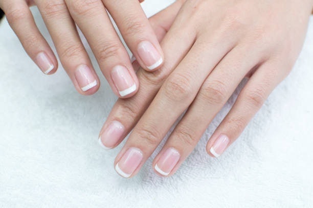 เลือก Top Coat ที่มีส่วนผสมของสารบำรุง ป้องกันไม่ให้เล็บเหลืองหรือเปราะบาง
