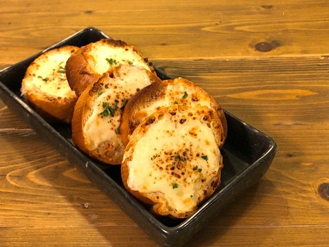 เลือกขนมปังกระเทียมที่ทำสดใหม่ วันต่อวัน