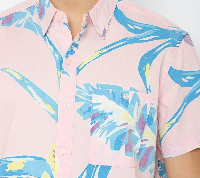 เลือกเสื้อลายดอกหรือเสื้อฮาวายเพื่อให้เข้ากับบรรยากาศ