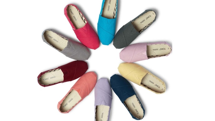เลือกสีและดีไซน์ของรองเท้า TOMS ตามสไตล์ของตนเอง