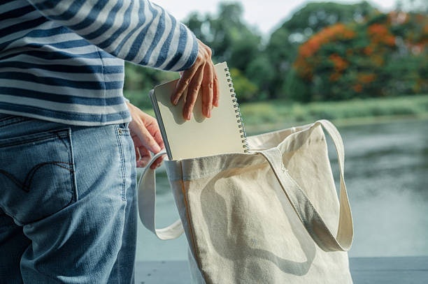 เลือกขนาดกระเป๋า Tote Bag ผู้ชาย ให้เหมาะกับการใช้งานจริง