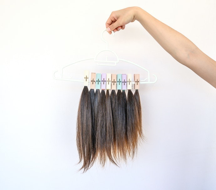 เลือกสีของวิกผมหน้าม้าที่เข้ากับสีผมจริง
