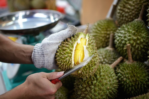 เลือกทุเรียนเชื่อมที่ใช้ทุเรียนดิบหรือห่าม ทำให้มีเนื้อหนึบและอร่อย