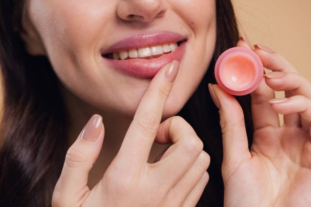 เลือก Lip Balm แบบมีสีหรือไม่มีสีก็ได้ ขึ้นอยู่กับสไตล์การแต่งหน้า