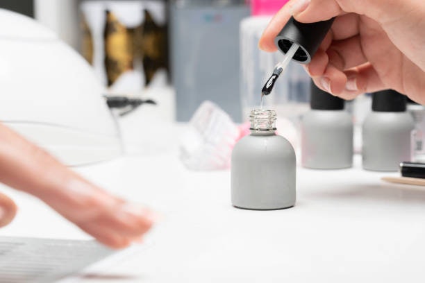 สำหรับคนที่ใช้ยาทาเล็บเจล เลือก Top Coat สูตรสำหรับสีเจลโดยเฉพาะ ให้ความเงางามและติดทนสูง