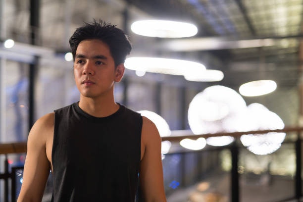 เลือกรูปแบบคอเสื้อของเสื้อกล้ามเพื่อเสริมบุคลิกและความมั่นใจในการแต่งตัว