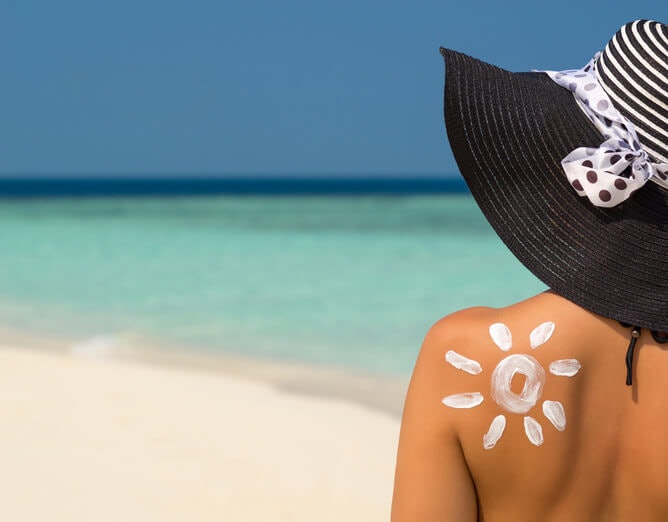 เลือกเมคอัพเบสที่มีสารป้องกันรังสี UV ค่า SPF 15-20 PA++
