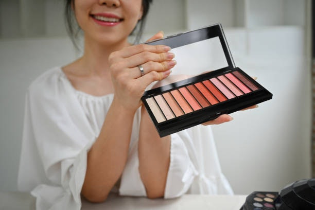 สำหรับสายแต่งหน้าบ่อยที่ต้องการเปลี่ยนลุคหลากหลายสไตล์ ขอแนะนำให้เลือกพาเลตต์อายแชโดว์ที่ที่มี 4 หลุมขึ้นไปจะคุ้มค่าที่สุด
