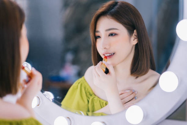 ลุคทางการเรียบหรูเลือกลิปฟินิชแมตต์ ลุคหวานสดใสเลือกลิปฟินิชโกลว์