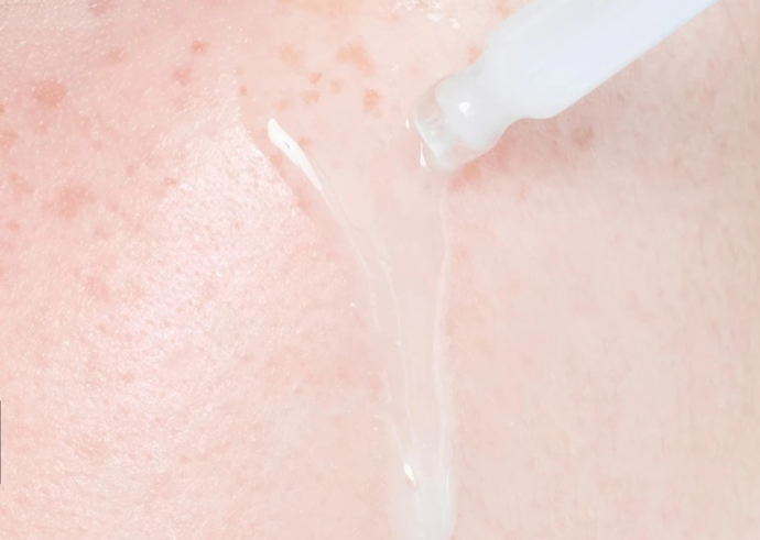 สำหรับผู้ที่มีปัญหาผิวแพ้ง่าย เลือกเซรั่มสูตรที่มี Ceramides / Panthenol