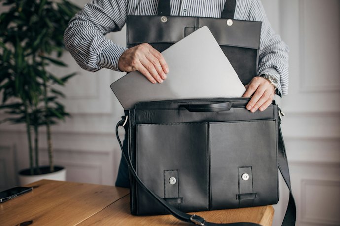 สำหรับใช้ทำงานหรือไปเรียน เลือก Messenger Bag หรือ Laptop Bag