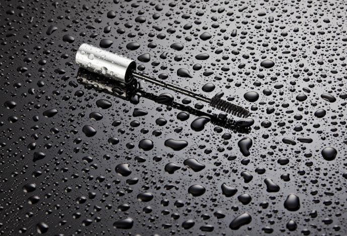 ล็อกขนตาให้อยู่ทรงโดยไม่ไหลเยิ้ม ไม่จับตัวกันเป็นก้อน เลือกสูตรกันน้ำ (Waterproof)