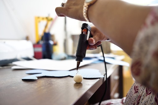 งาน DIY หรืองานฝีมือ ปืนกาวอุณหภูมิต่ำความร้อนไม่เกิน 120°C จะใช้งานง่ายที่สุด