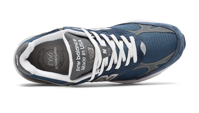 New Balance 900 รูปทรงเรียวยาว เหมาะกับสไตล์เรียบ ๆ