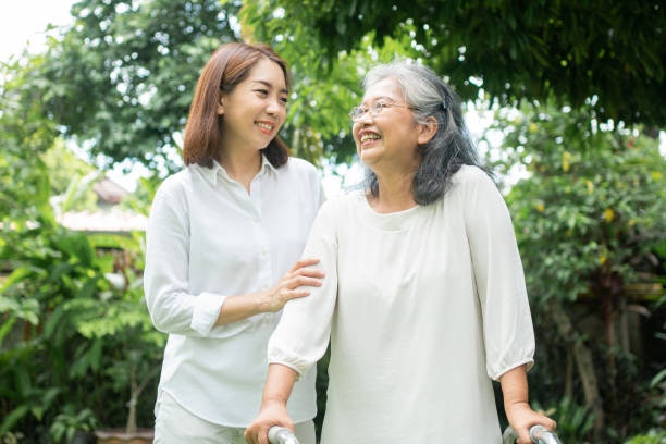 สำหรับกลุ่มผู้สูงอายุ แนะนำให้เลือกน้ำมันมะพร้าวแบบบริสุทธิ์ แต่ควรบริโภคในปริมาณที่เหมาะสม