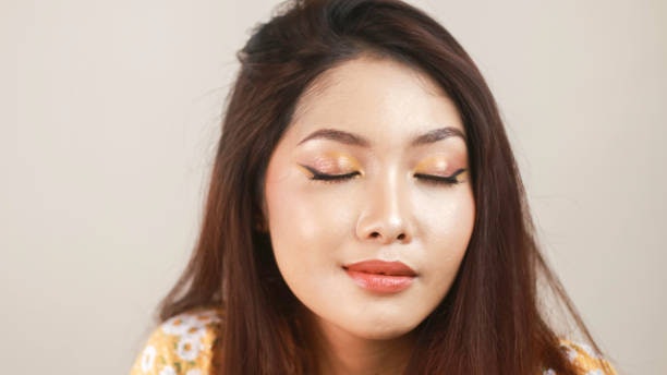 สำหรับแต่งหน้า Everyday Look เลือกกลิตเตอร์ที่เม็ดสีที่ไม่ชัดมาก เกล็ดเล็กและโทนสีเบสิก