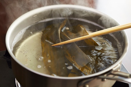 เลือกคอมบุดาชิ (Kombu Dashi) เหมาะกับเมนูที่ต้องการกลิ่นจากสาหร่าย