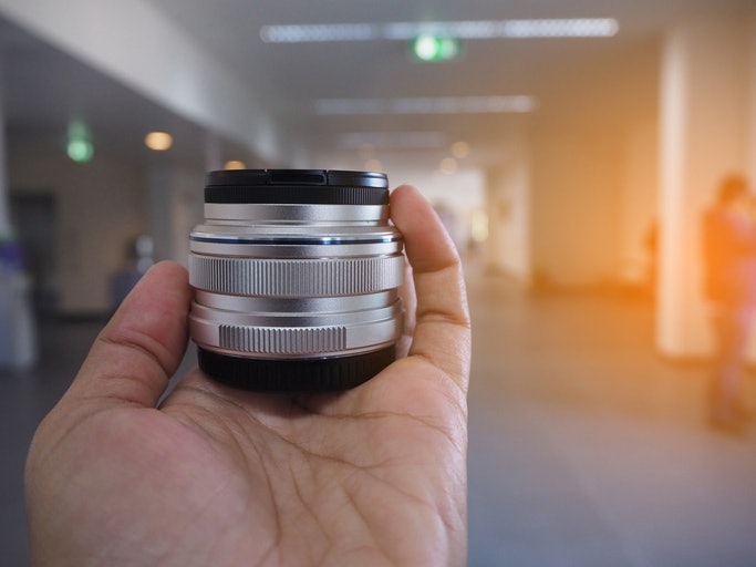 เลือกเลนส์มาโคร (Macro Lens) สำหรับการถ่ายภาพระยะใกล้ เช่น ดอกไม้ แมลง อาหาร