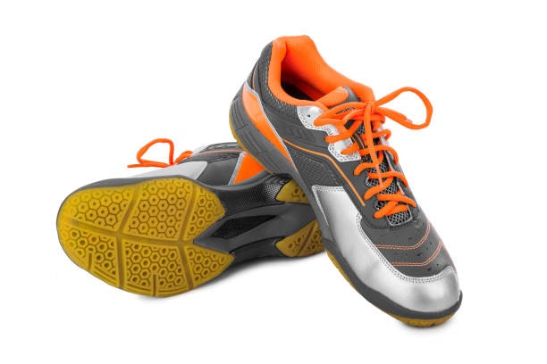 เลือกรองเท้าที่พื้น Outsole ใช้วัสดุยางพาราผสม ยึดเกาะพื้นได้ดี กันลื่น
