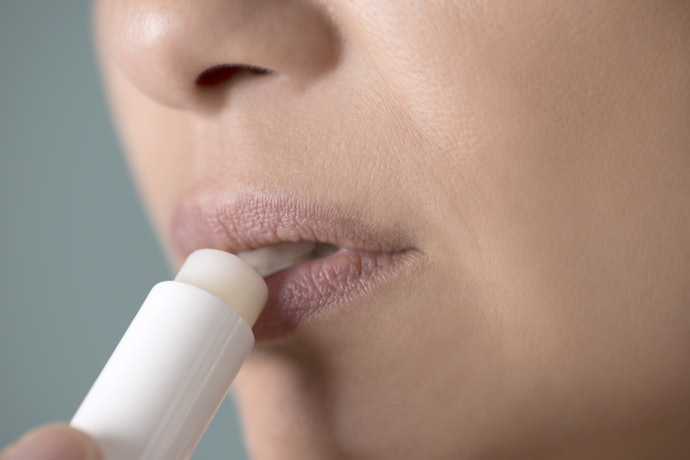 สำหรับปัญหาปากคล้ำ เลือก Lip Balm ที่มีส่วนผสมช่วยผลัดเซลล์ผิว