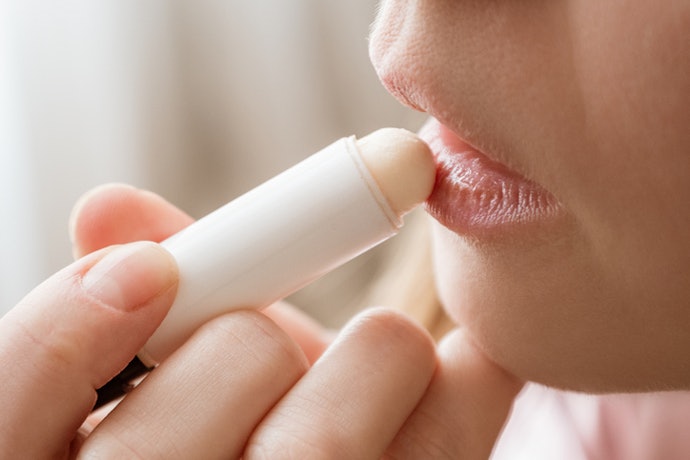 สำหรับปัญหาปากแห้งลอก เลือก Lip Balm ที่มีสารให้ความชุ่มชื้นสูง