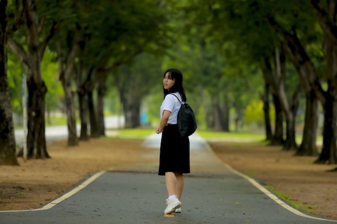 รองเท้าผ้าใบใส่ไปเรียน ให้ลุคกึ่งทางการ สุภาพ