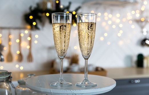 แก้วไวน์สำหรับไวน์แบบมีฟอง (Sparkling Wine) : เหมาะกับแก้วปากแคบ