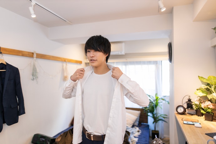 ใส่เป็นเสื้อชั้นในภายใต้เสื้อเชิ้ต เลือกเสื้อกล้ามแบบบางหรือแนบเนื้อ