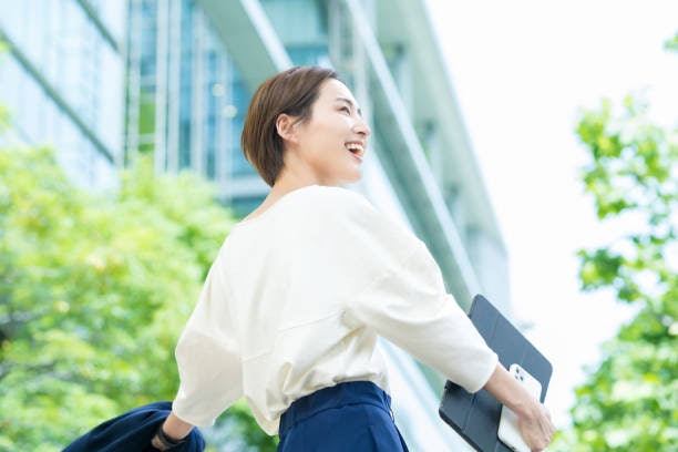 สำหรับทำกิจกรรมกลางแจ้ง เลือกสูตรเนื้อลิควิดหรือครีม กันน้ำกันเหงื่อได้ ให้ระดับการปกปิดปานกลาง-สูง