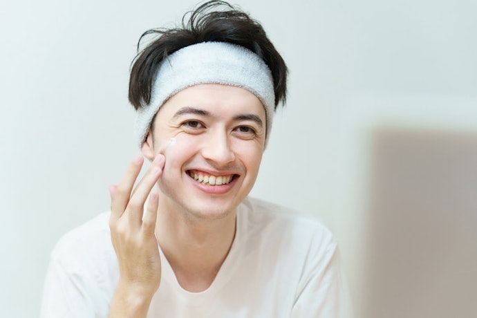 สำหรับผู้ชายวัย 40+ เลือกครีมทาหน้าที่มีส่วนผสมของสารกลุ่มช่วยลดริ้วรอย