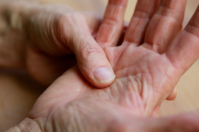 หากมีผิวมือลอกเป็นขุยรุนแรง เหมาะกับครีมทามือญี่ปุ่นที่มีส่วนผสมของยูเรียไม่เกิน 10%