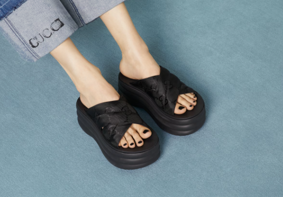 รองเท้าแตะ Gucci สำหรับสวมใส่ในชีวิตประจำวัน เน้นใส่สบาย