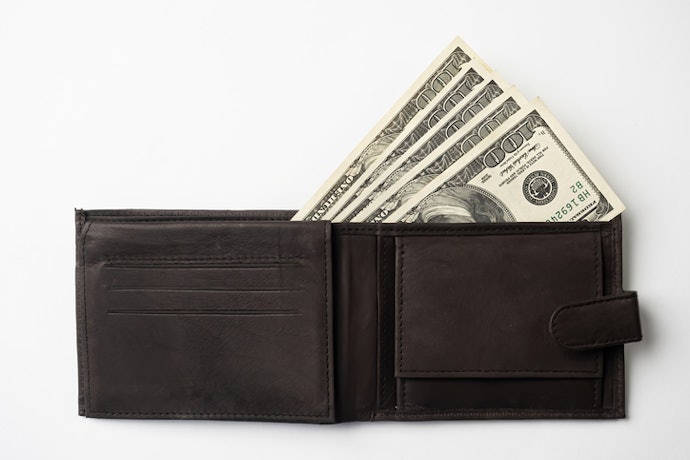 กระเป๋าสตางค์ผู้ชายแบบพับ (Bifold Wallet)